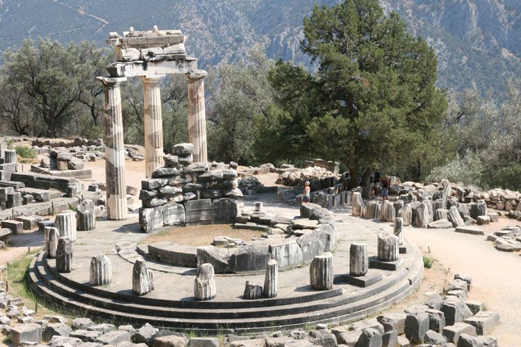 Le temple de Delphes en Grèce où est gravé "Connais-toi toi-même" sur lutetiaflaviae.com