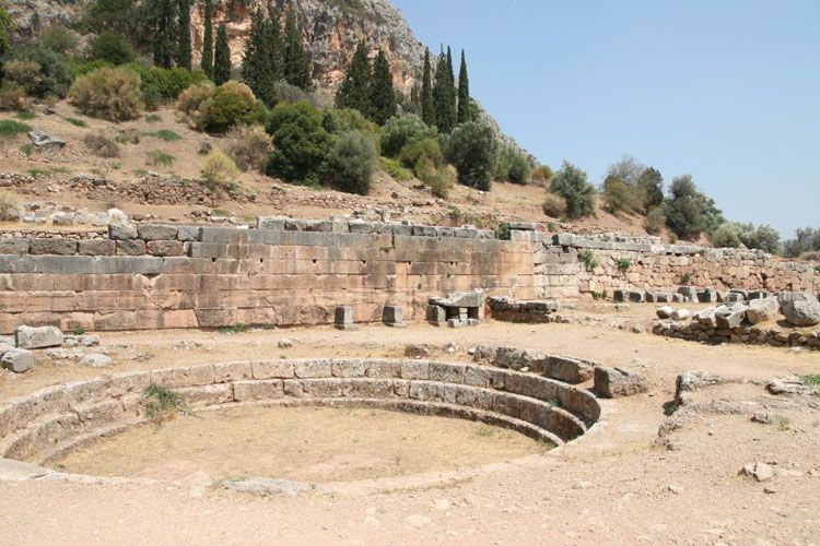 photos de delphes : piscine, gymnase