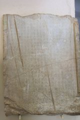 Pierre gravée avec la règle pour sacrifier à Apollon et Esculape