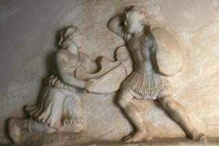 Représentation des combats contre des Amazones sculptés du théâtre de Corinthe