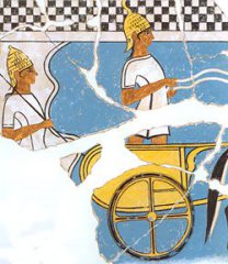 Deux guerriers casqués et un char sur une fresque de Pylos (environ 1350 av. J.-C.).
