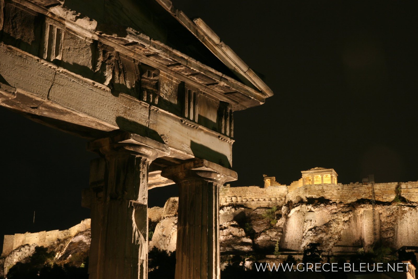 Porte d'Athéna et acropole de nuit