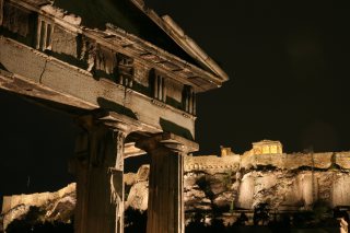 Porte d'Athéna et acropole de nuit