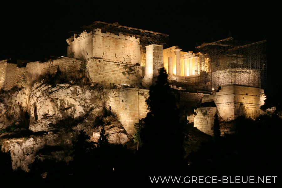Vue sur l'acropole d'Athènes de nuit 01