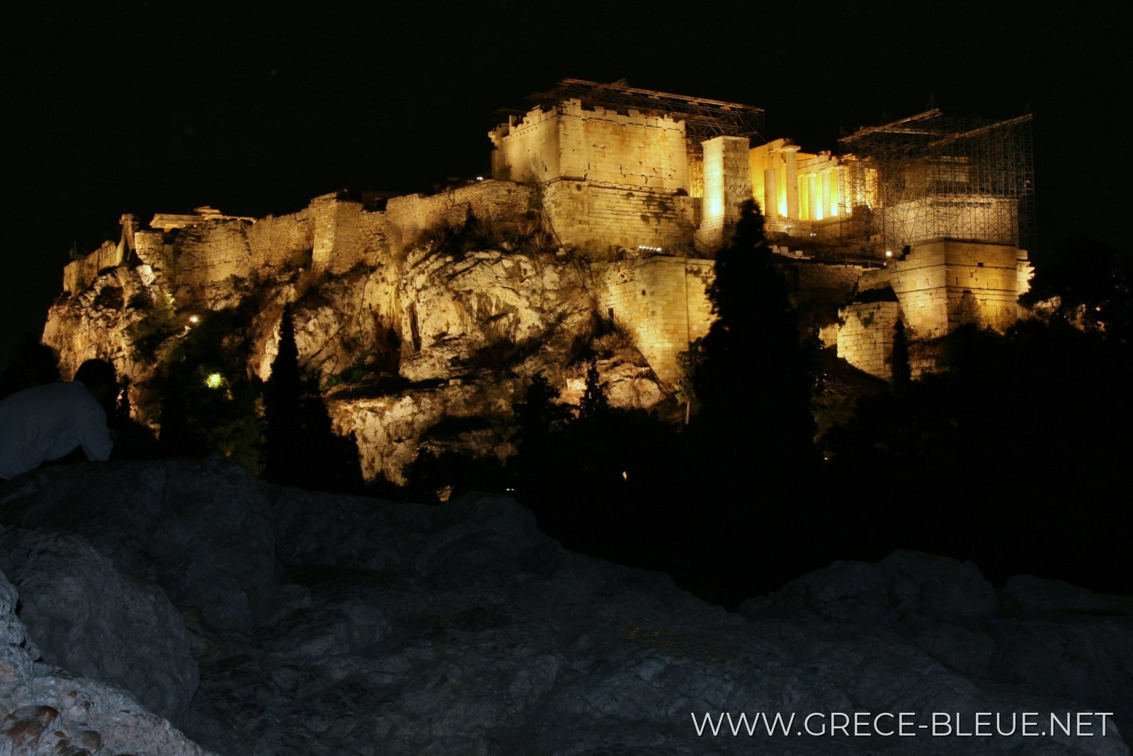 Vue sur l'acropole d'Athènes de nuit 02