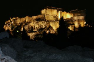 Vue sur l'acropole d'Athènes de nuit 02